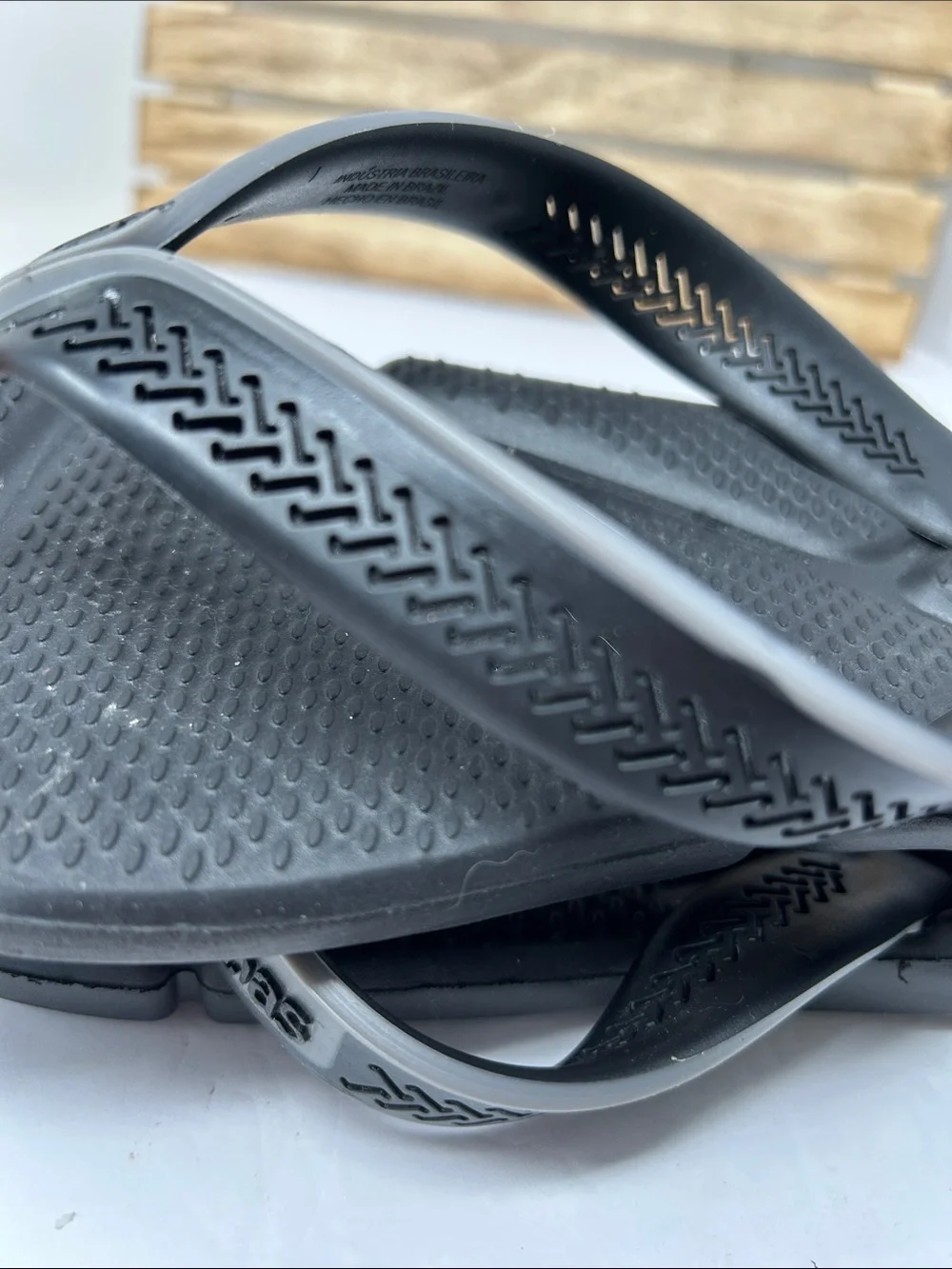 Havaianas Men’s Black Flip Flops with Gray Trim Size 41
